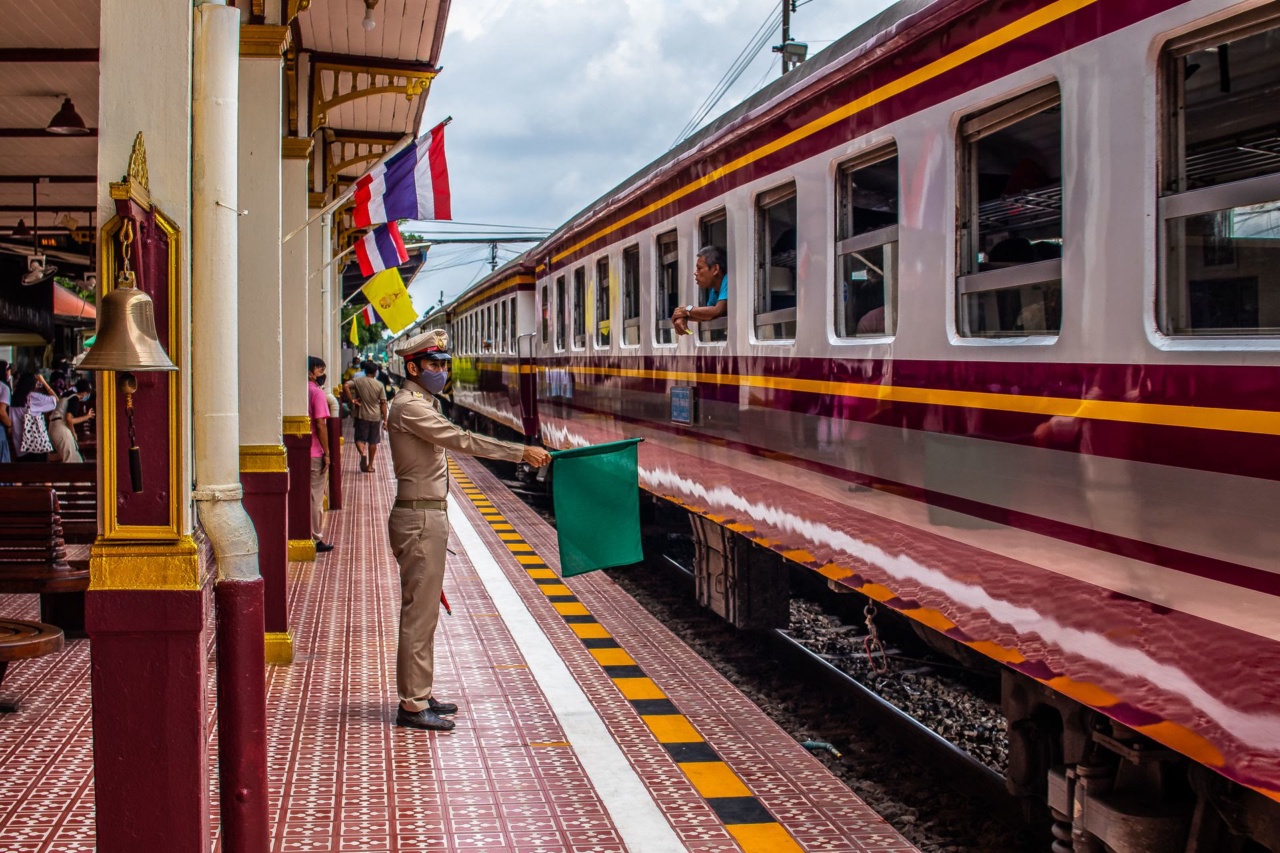 Kereta api di platform stesen Ayutthaya