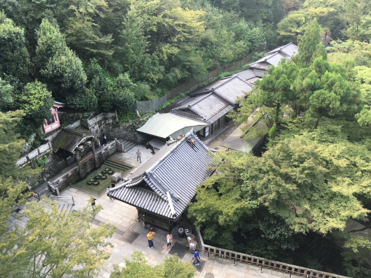 清水寺の音羽の滝を上から見た眺め