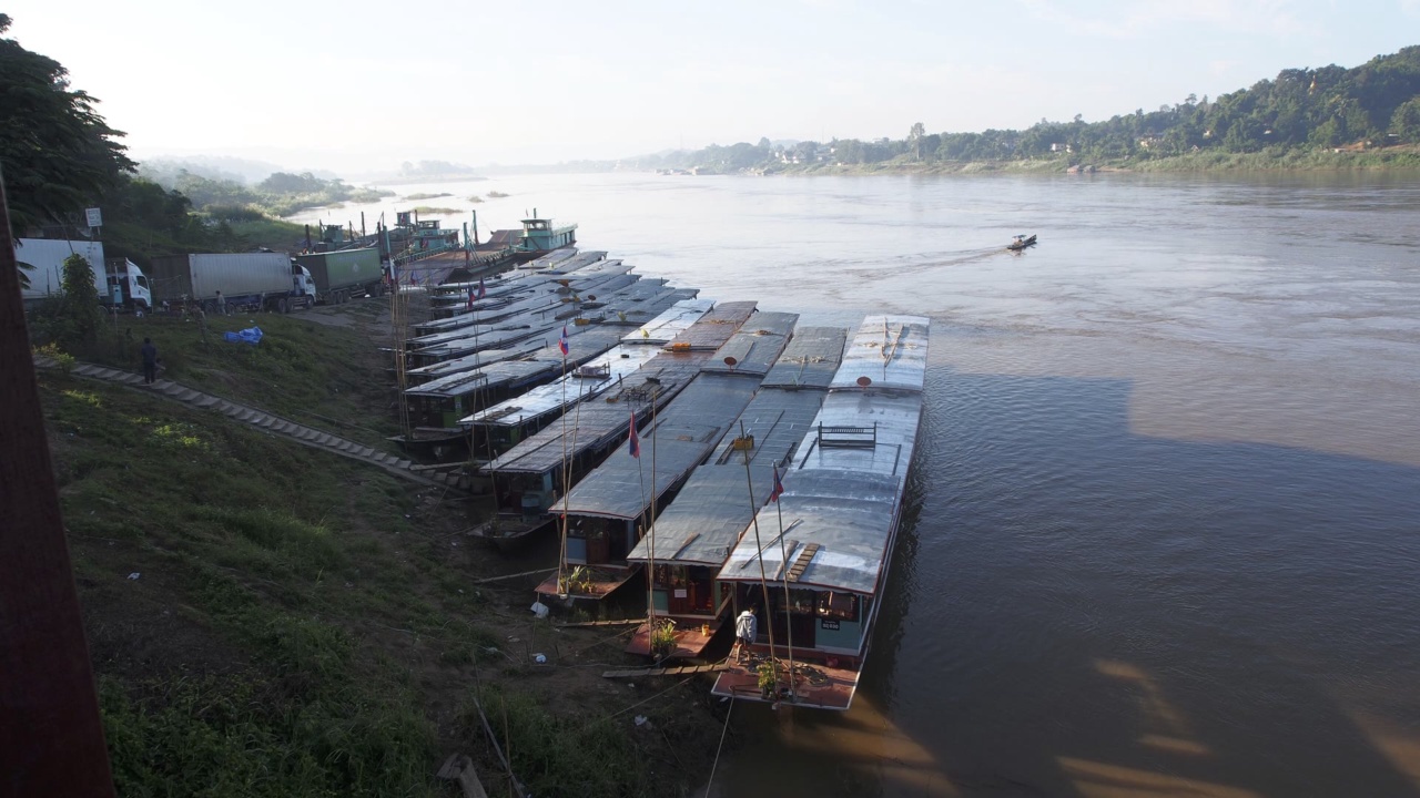 เรือริมฝั่งแม่น้ำโขงที่ห้วยทราย