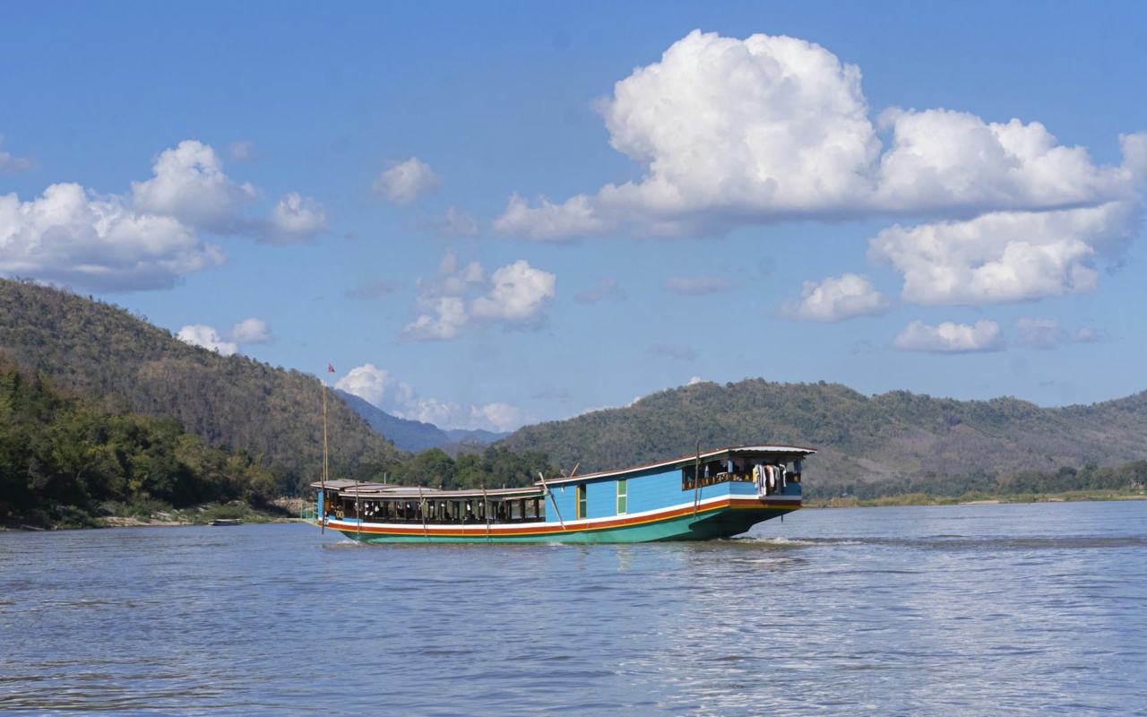 เรือลำหนึ่งในแม่น้ำโขง แขวงหลวงพระบาง
