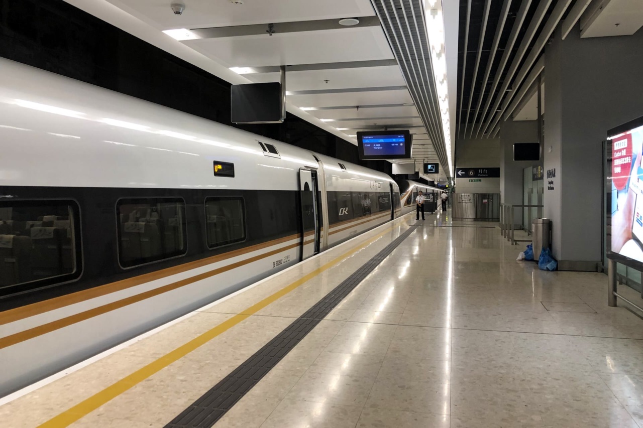 Kereta cepat di peron Stasiun Hong Kong West Kowloon
