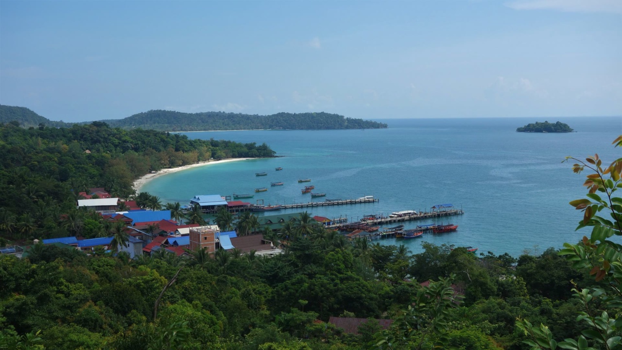 Pemandangan teluk dengan jeti dan rumah di tepi pantai Koh Rong
