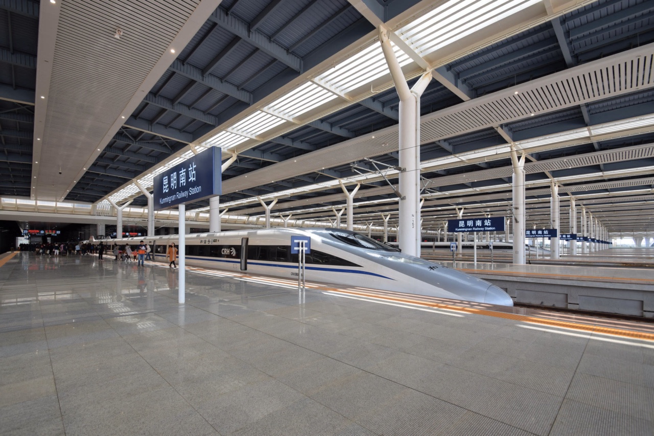 Sebuah kereta api di platform Stesen Kunming Selatan