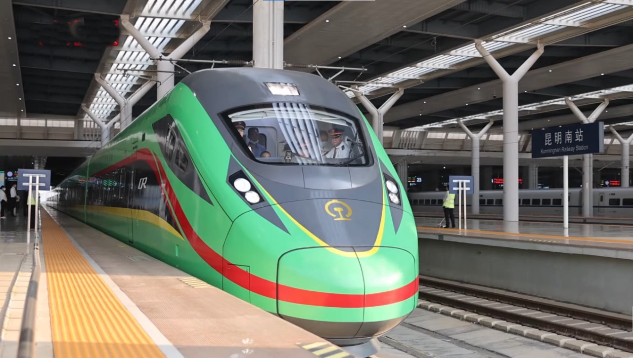 Un train de voyageurs du chemin de fer Laos-Chine à destination de Vientiane