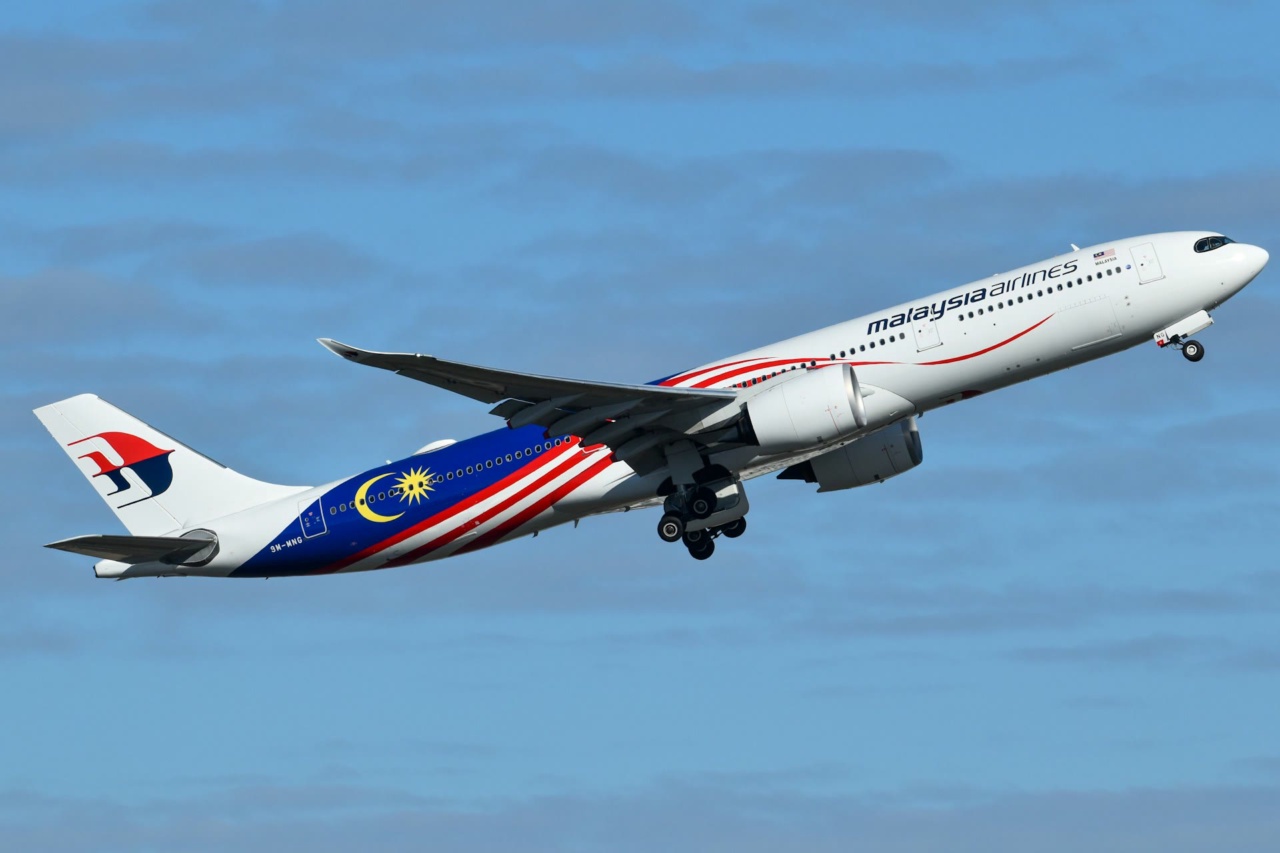 Pesawat Malaysia Airlines yang sedang menanjak setelah lepas landas