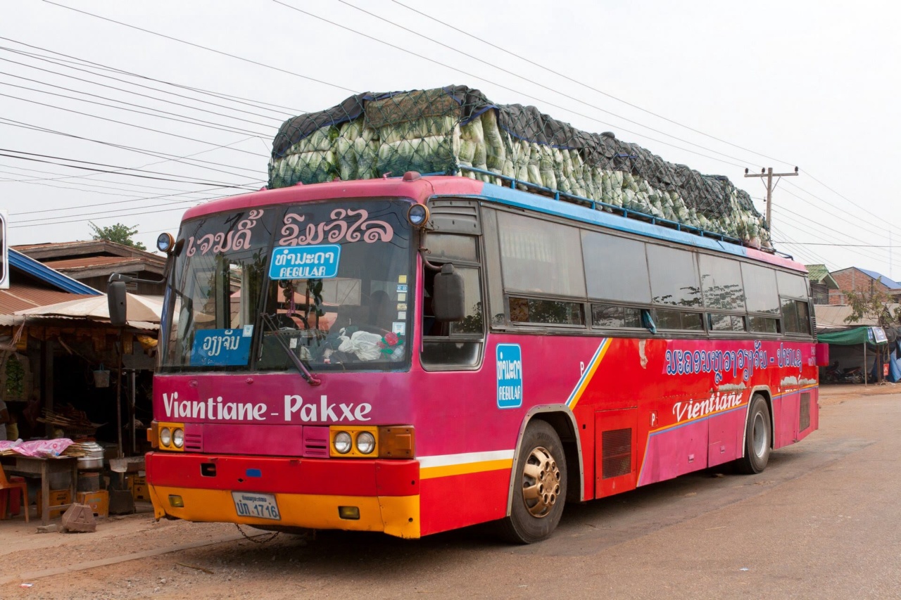 รถบัสธรรมดาที่วิ่งระหว่างเวียงจันทน์กับปากเซในลาว