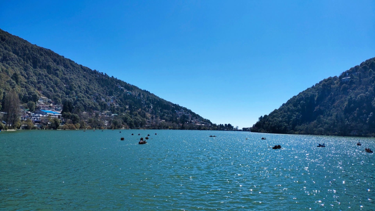 Hồ Nainital với những chiếc thuyền, bao quanh là đồi núi