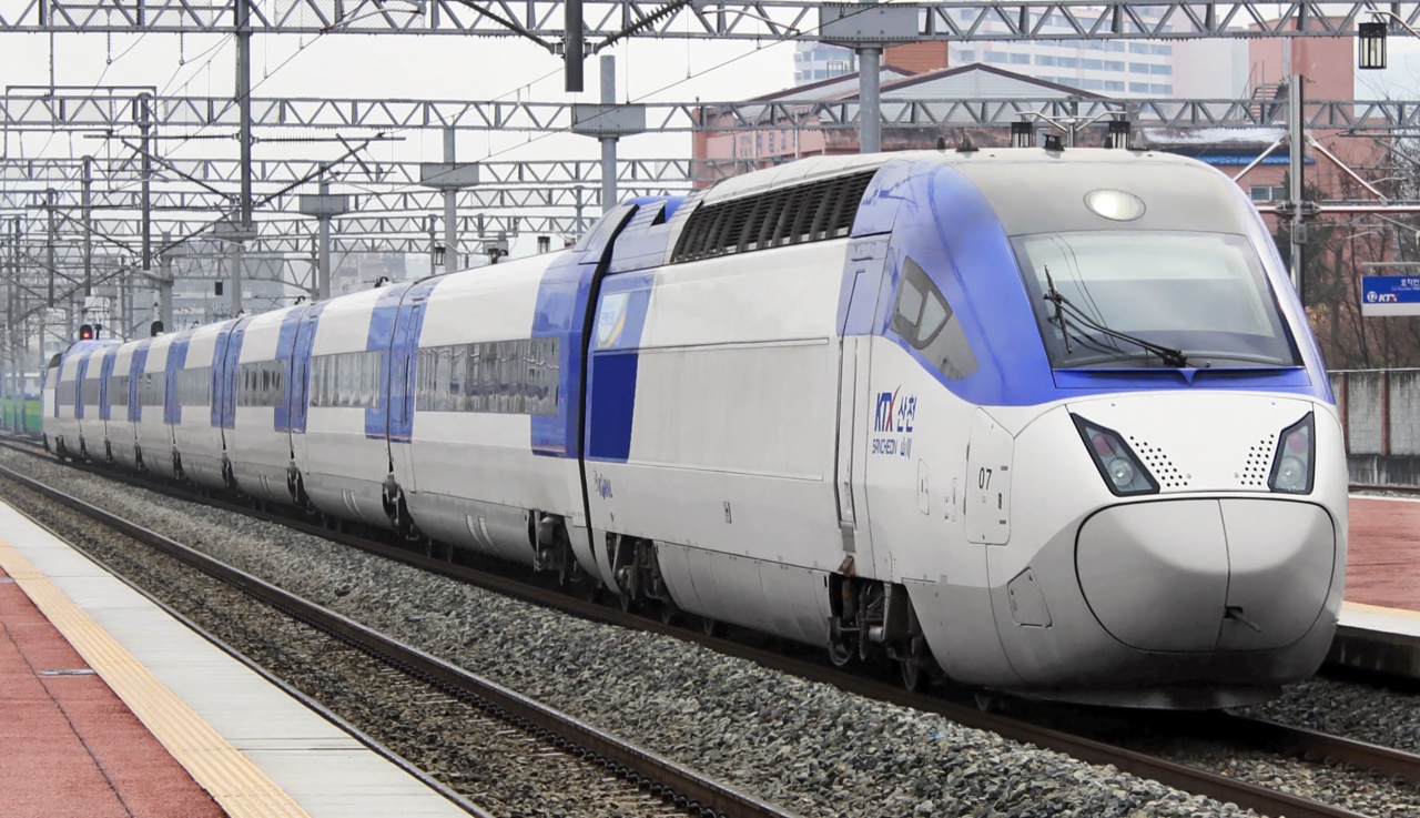 한국의 역에 정차한 KTX 고속 열차