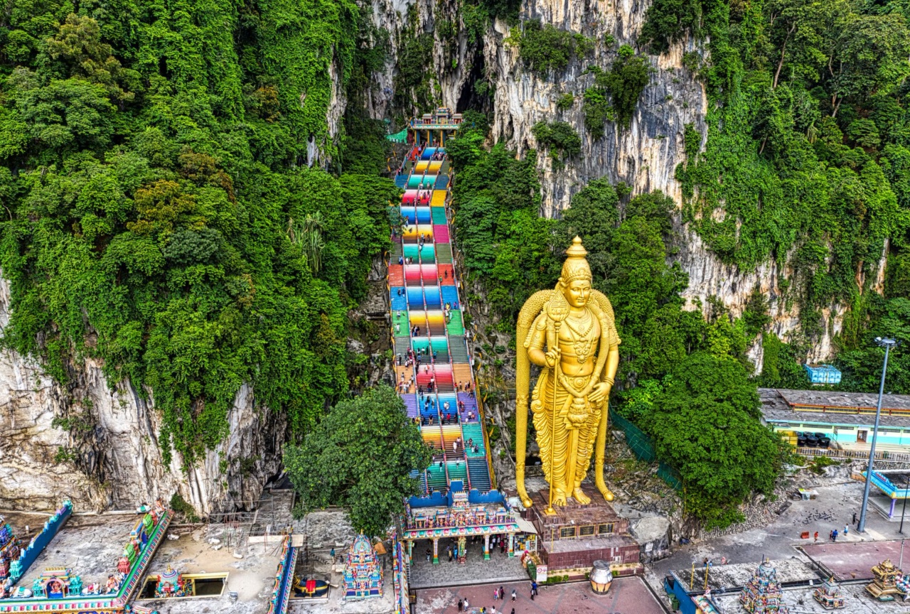 黑風洞的金色神像與彩色台階的空拍景象