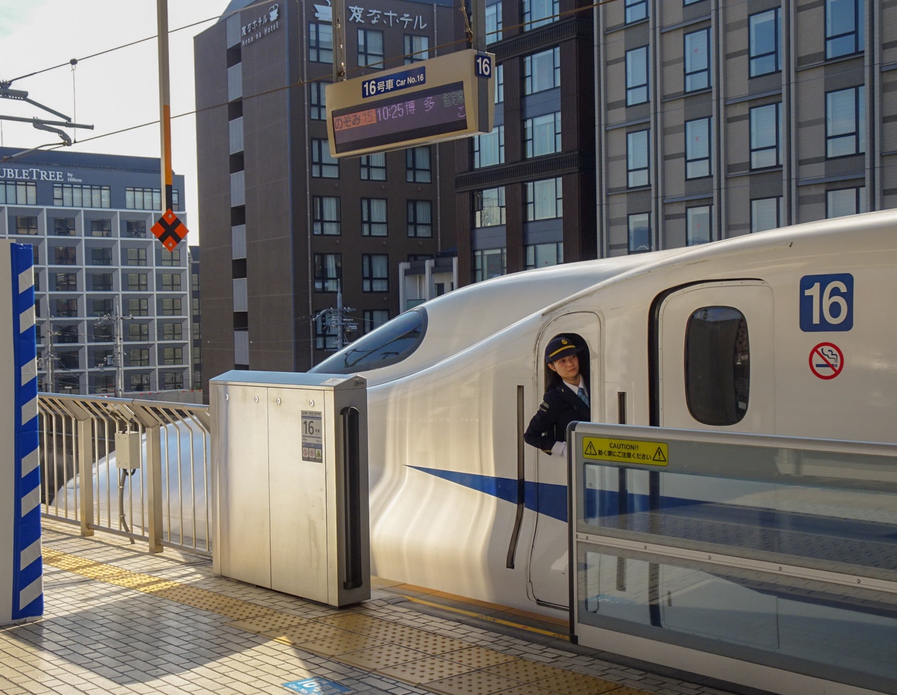 Tàu Shinkansen Nozomi tại sân ga Kyoto