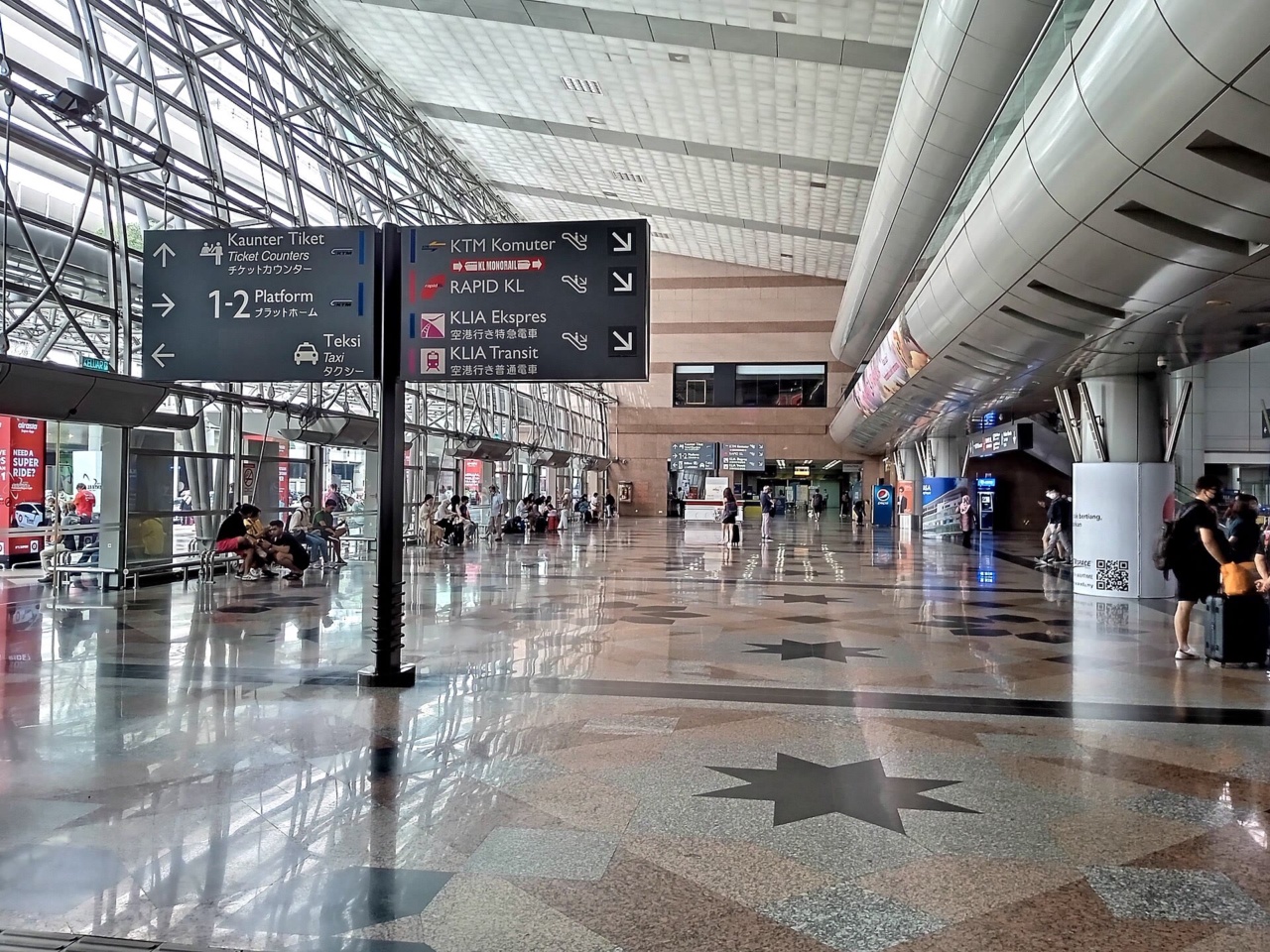 Sảnh KL Sentral với biển chỉ dẫn đến KTM Komuter, Rapid KL và KLIA Ekspres