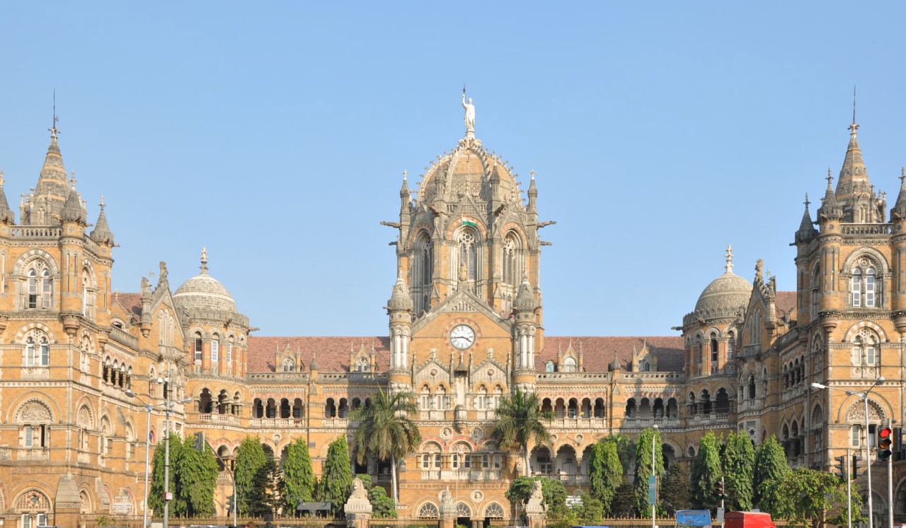 Fasad stesen kereta api Chhatrapati Shivaji Maharaj Terminus (CST) bergaya Gothic Victoria