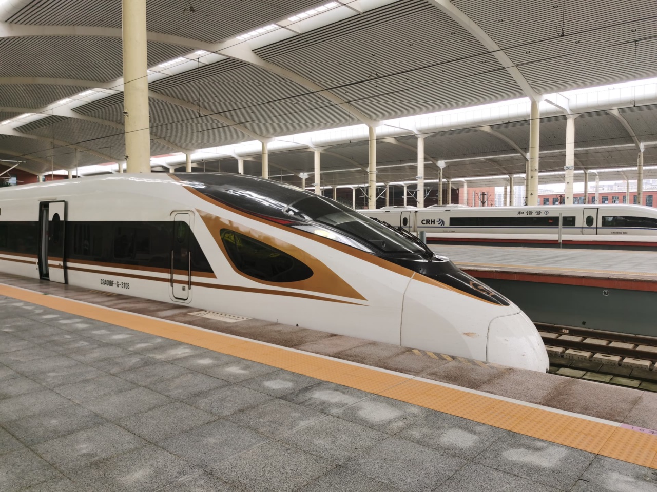 Kereta cepat di peron Stasiun Harbin West
