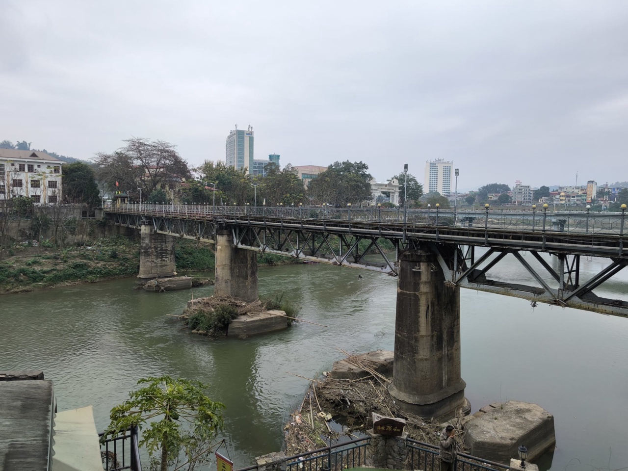 Jambatan kereta api antara Hekou dan Lao Cai