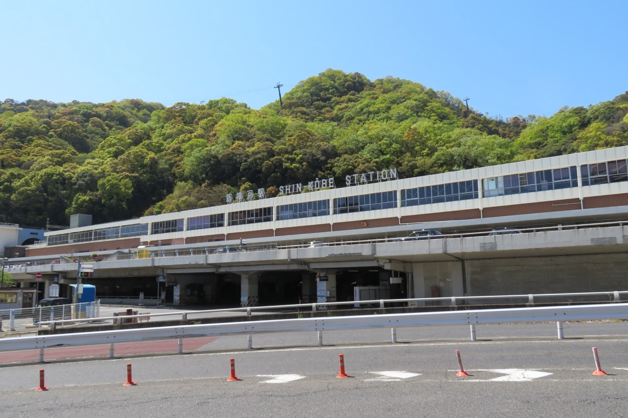 Stasiun Shinkansen Shin-Kobe di kaki perbukitan