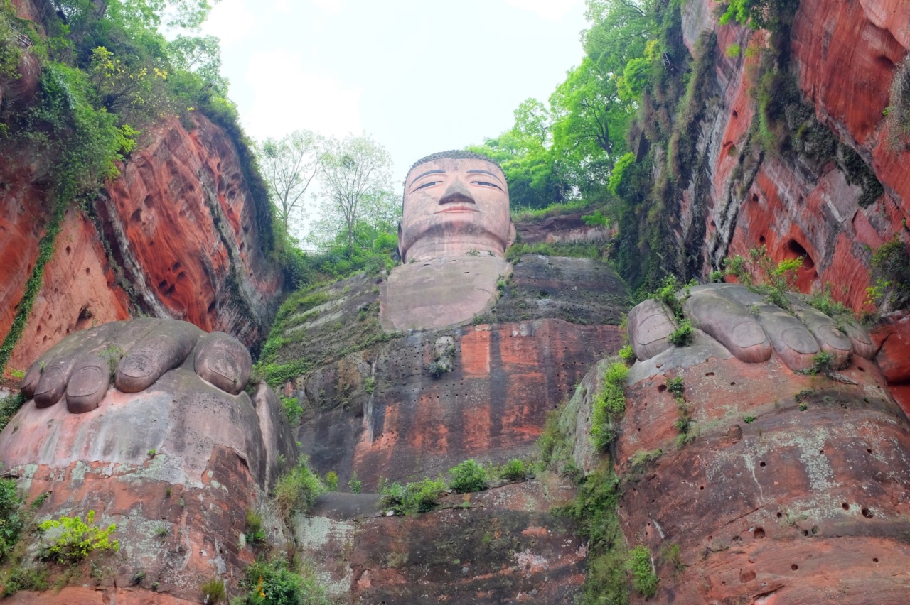Buddha Raksasa Leshan dilihat dari bawah, dengan kaki di bagian depan