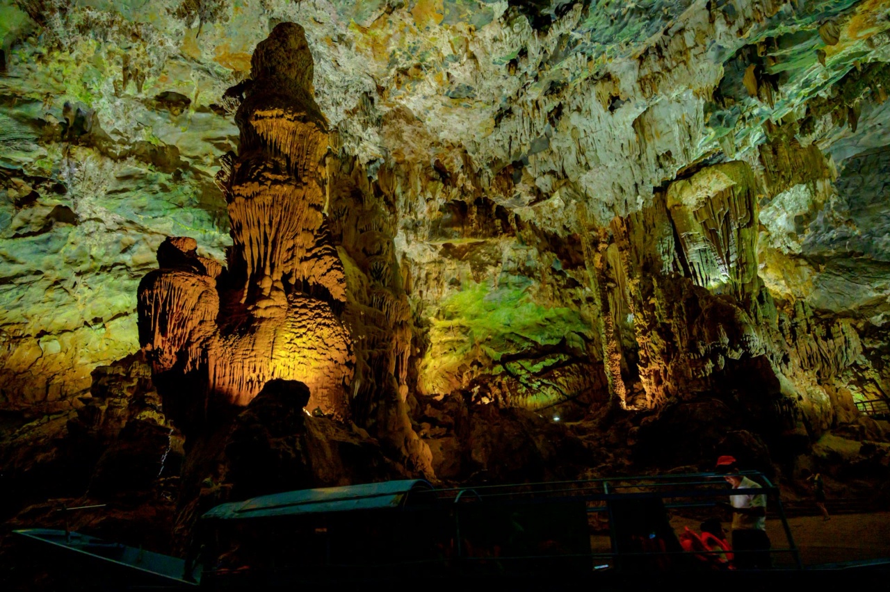 Beleuchtete Felsformationen in der Phong Nha Cave