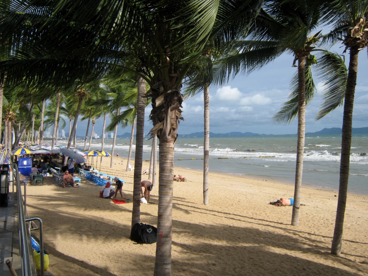 Pantai Jomtien dengan pokok palma di tepi pantai
