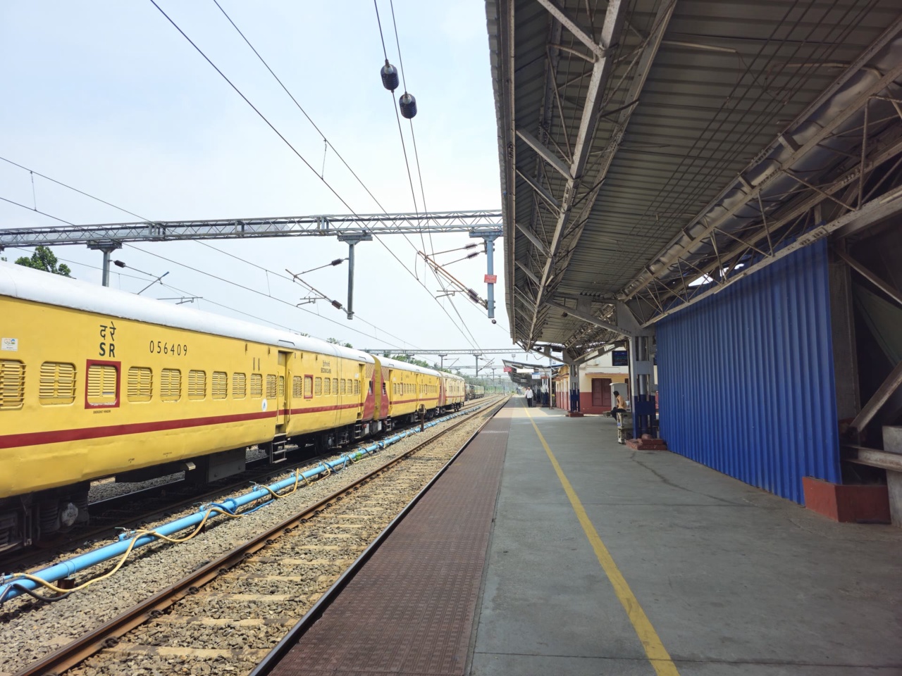 Ernakulam Junction 車站的月台和列車