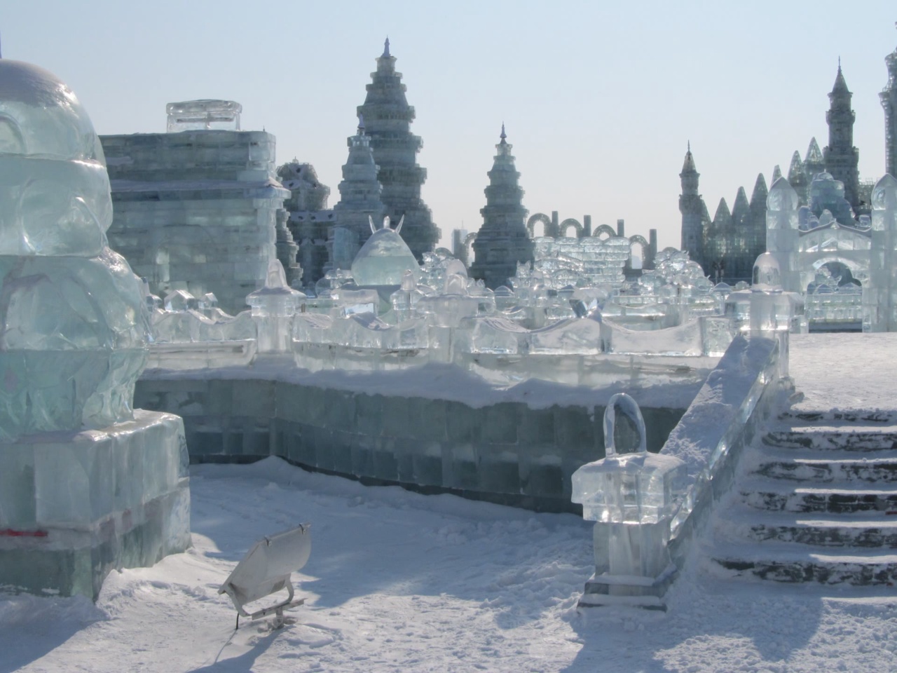 Bangunan dan patung ais pada waktu siang di Harbin Ice and Snow World