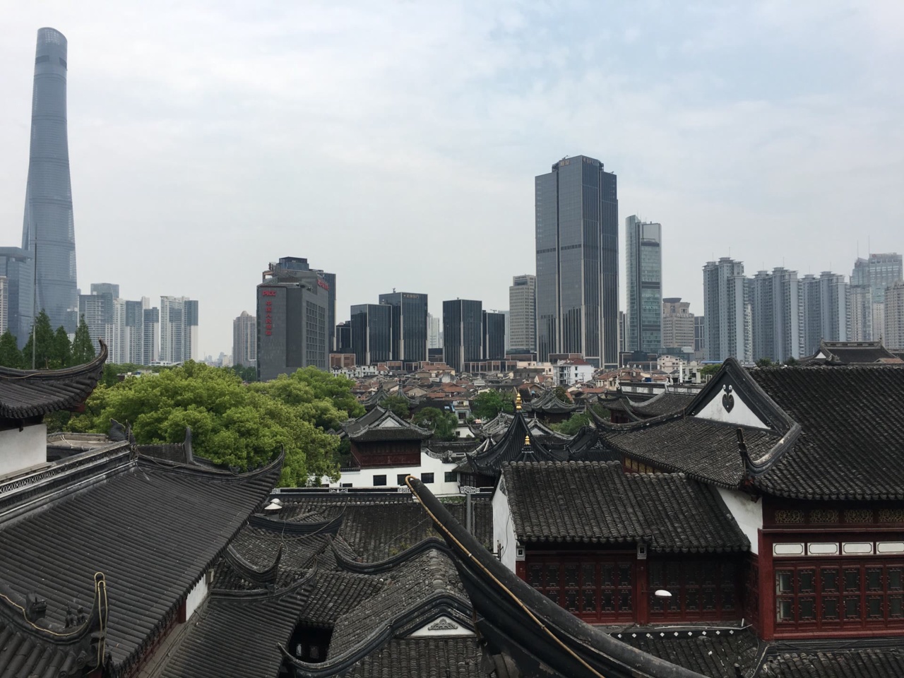 Atap kawasan bazar Yuyuan dengan gedung pencakar langit di latar belakang