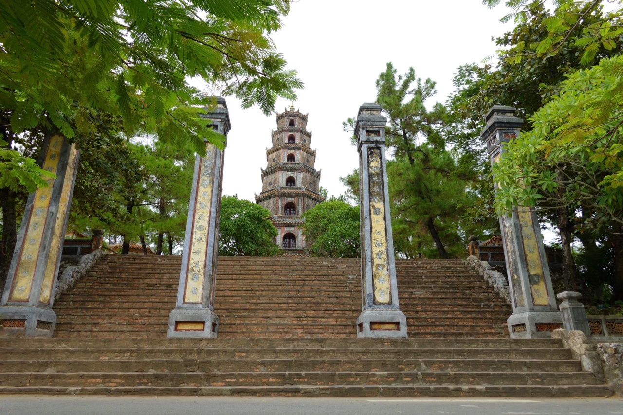石段の先に立つティエンムー寺の八角形の塔