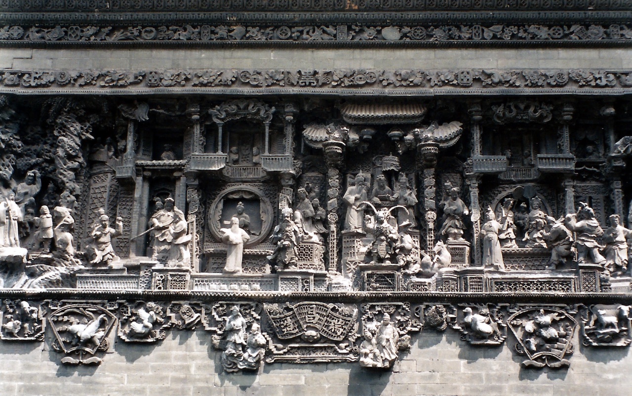 Hiasan relief pada dinding Aula Leluhur Klan Chen