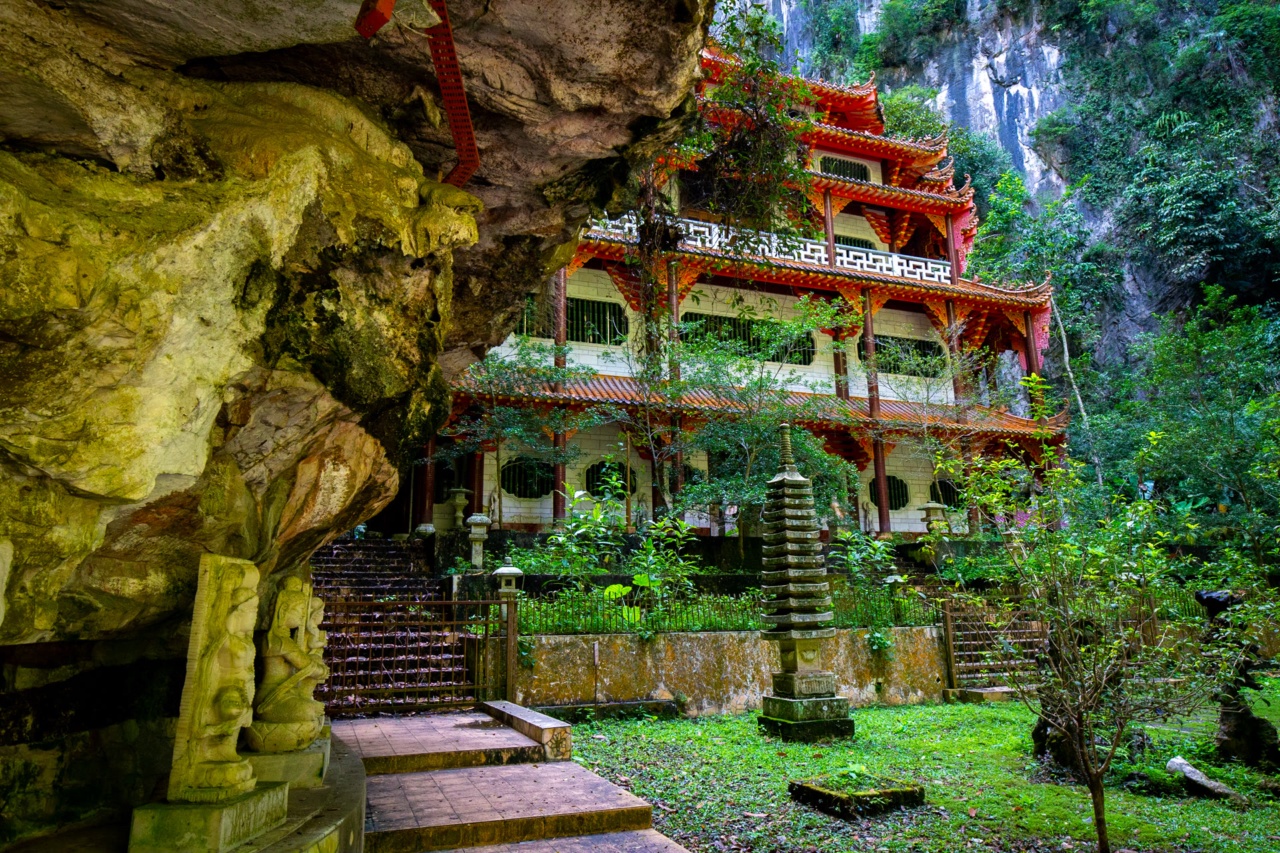 Der Sam-Poh-Tong-Tempel vor einer Felswand in Ipoh