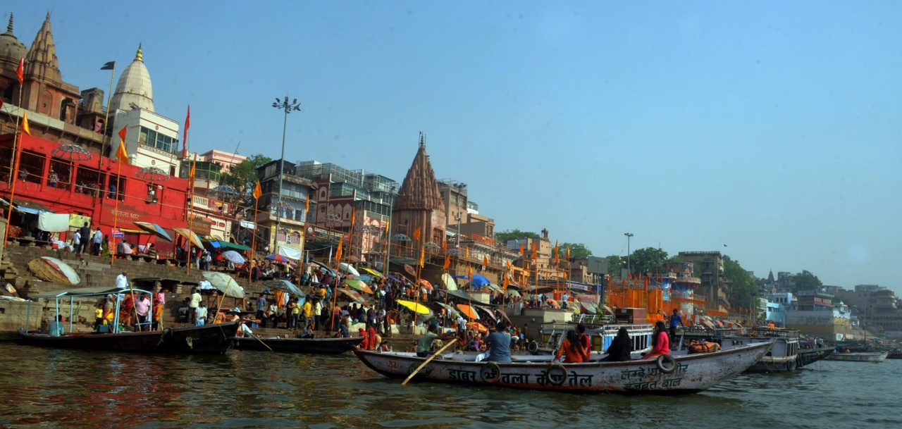 Das Dashashwamedh Ghat vom Fluss aus gesehen, mit Booten vor den Stufen