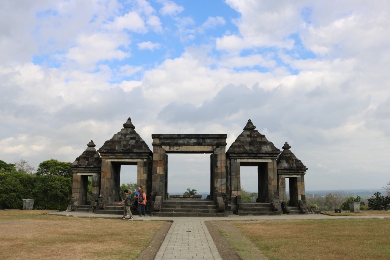 Ein steinernes Tor in Ratu Boko, der Stätte auf dem Hügel südlich von Prambanan