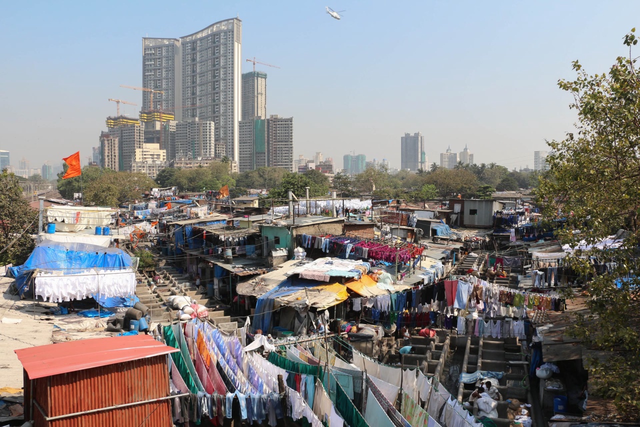 Dhobi Ghat, dobi terbuka di Mahalaxmi, dengan bangunan tinggi di latar belakang