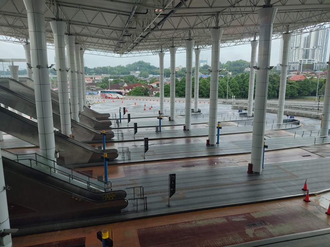 Платформы прибытия на Terminal Bersepadu Selatan (TBS) в Куала-Лумпуре