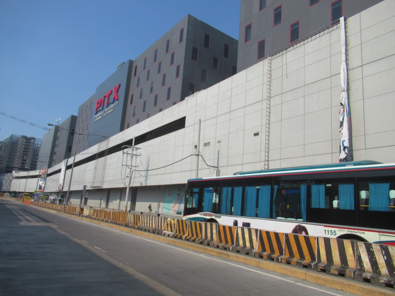 Terminal bas PITX dengan sebuah bas yang melintas