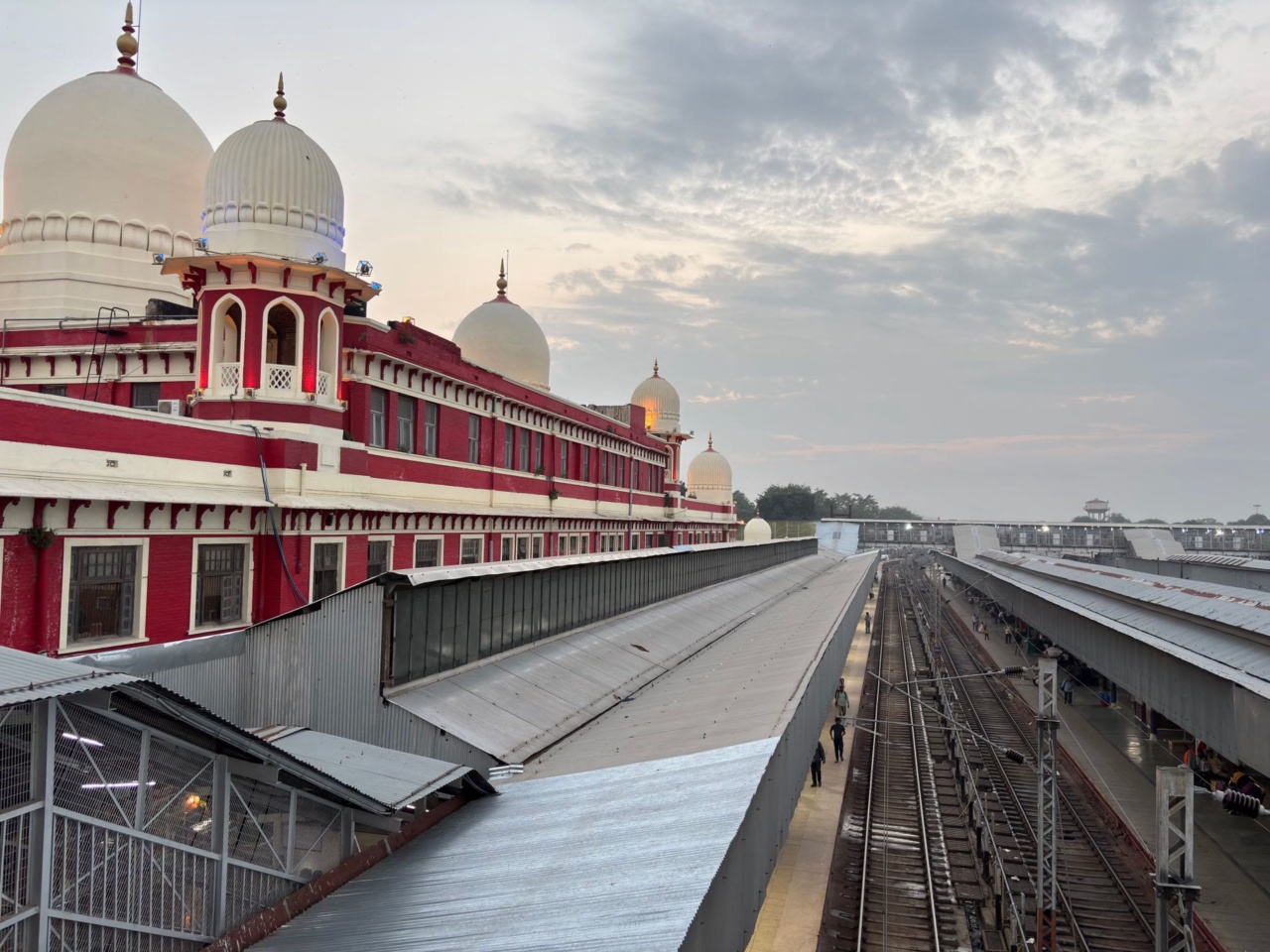 Một nhà ga tàu ở Lucknow với tường đỏ và mái vòm trắng, nhìn từ trên cao