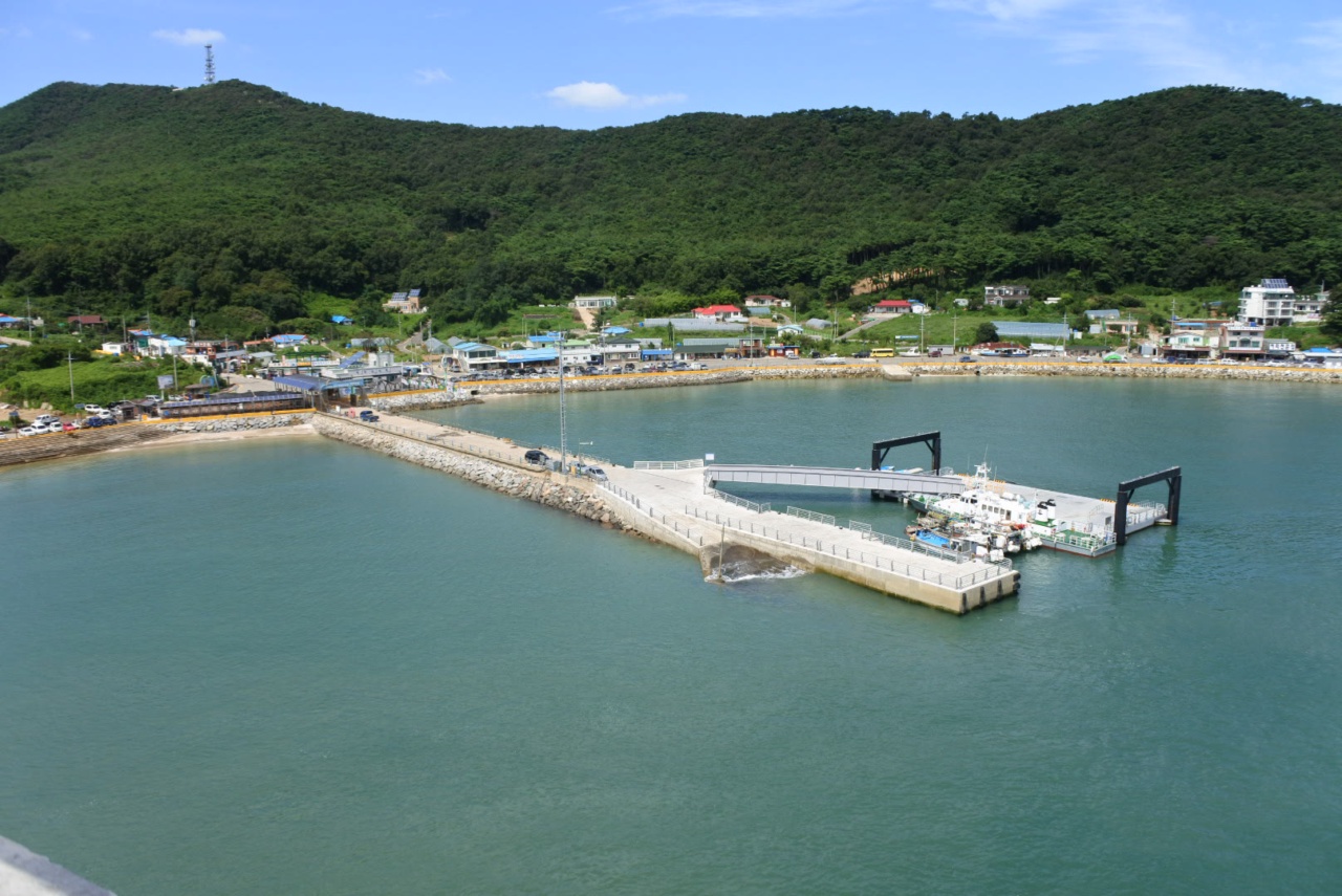 Ein Fähranleger auf einer Insel vor Incheon