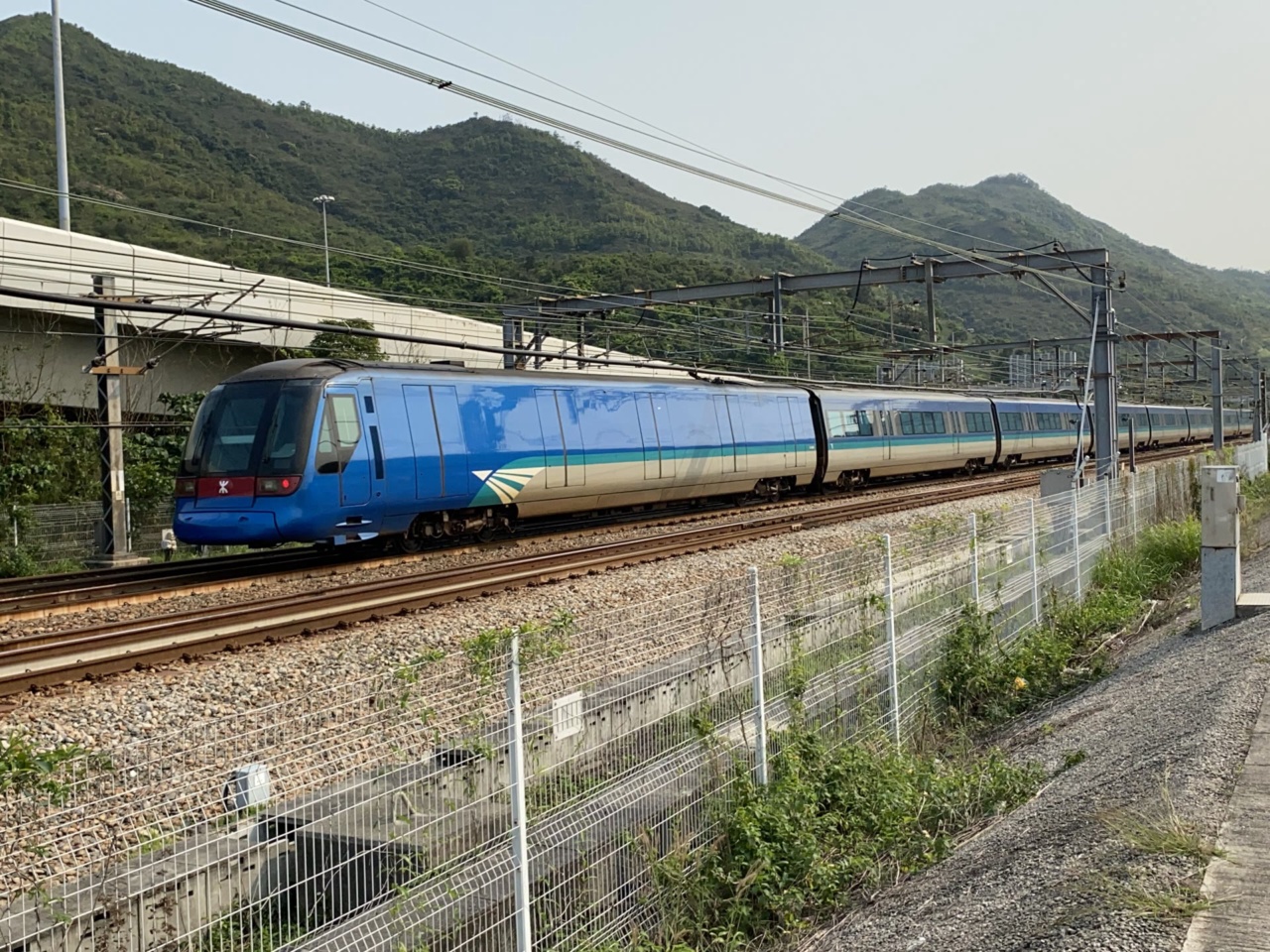 Kereta api Airport Express MTR di landasan khususnya
