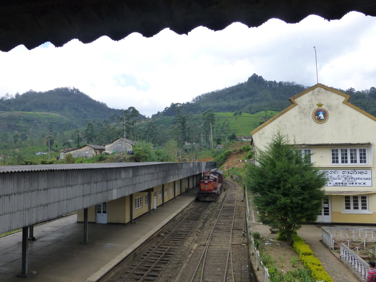 The station building and platform at Nanu Oya railway station