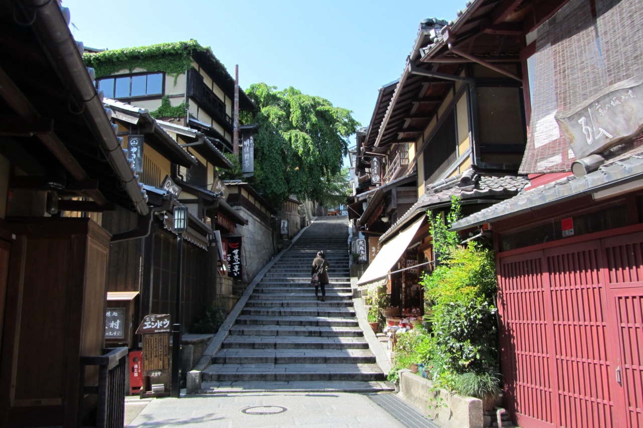 伝統的な木造の家並みの間を上る三年坂の石段