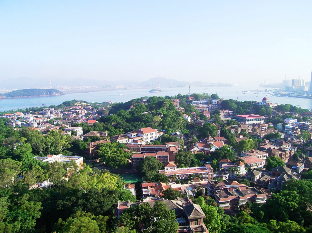 Pemandangan rumah dan pepohonan di Pulau Gulangyu