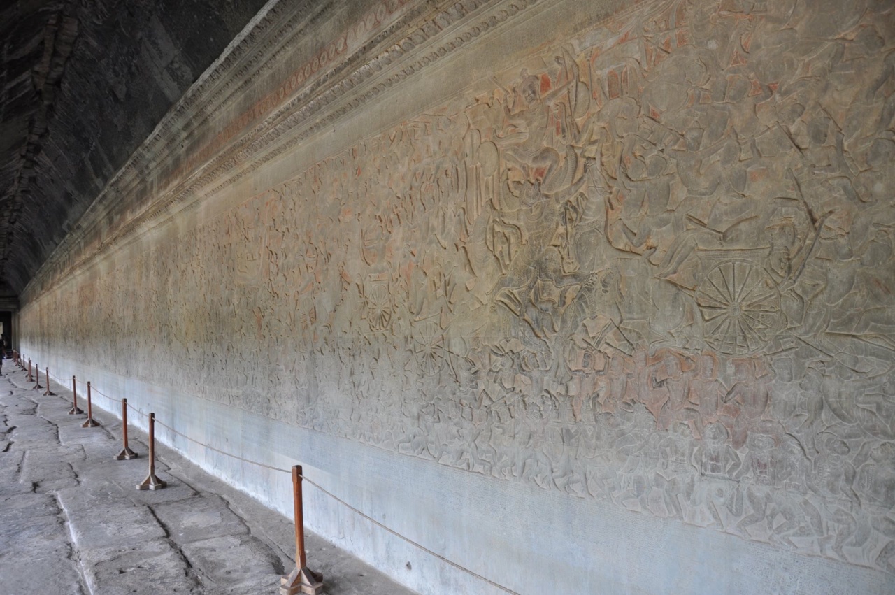 Galeri Angkor Wat dengan dinding relief yang panjang