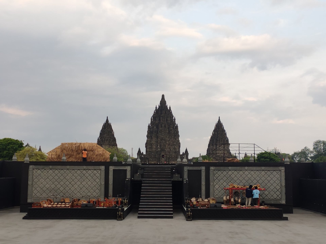Die Freilichtbühne für das Ramayana-Ballett mit den Türmen von Prambanan dahinter