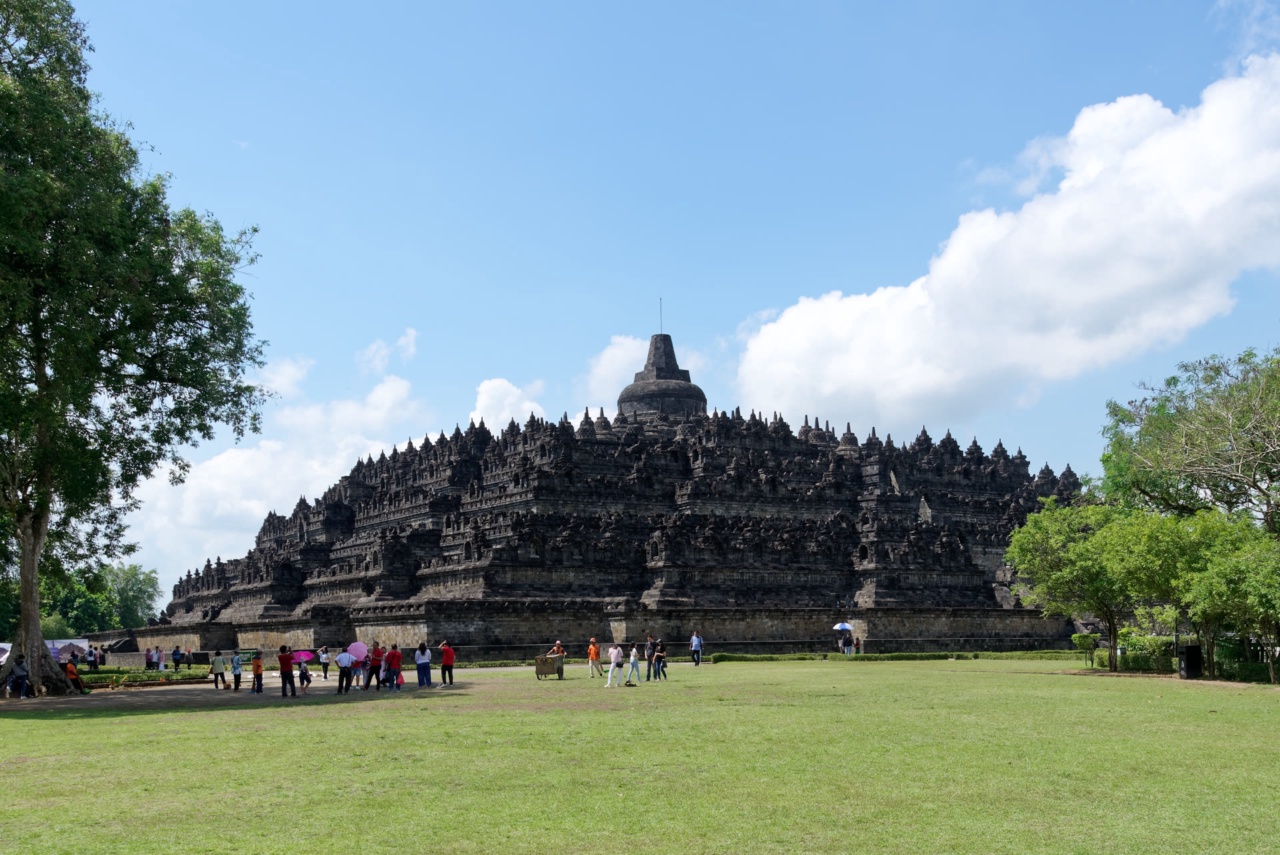 Le temple de Borobudur vu depuis la pelouse