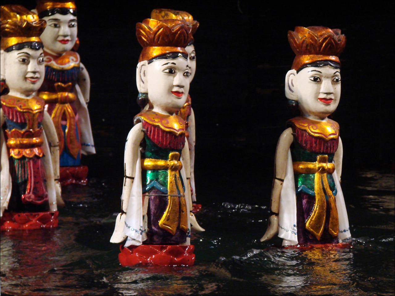 Thang Long Water Puppet Theatre के शो में जल कठपुतलियां
