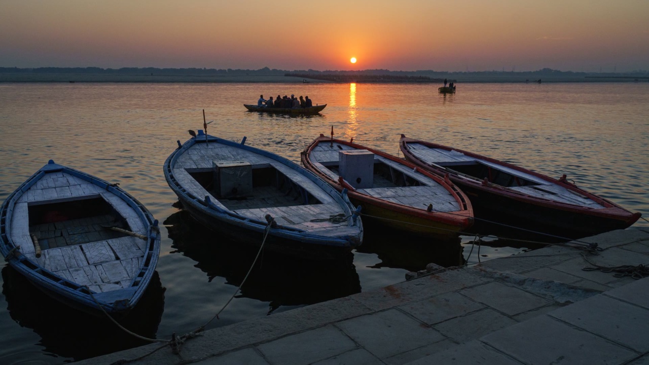 Ruderboote am Ufer des Ganges bei Sonnenaufgang