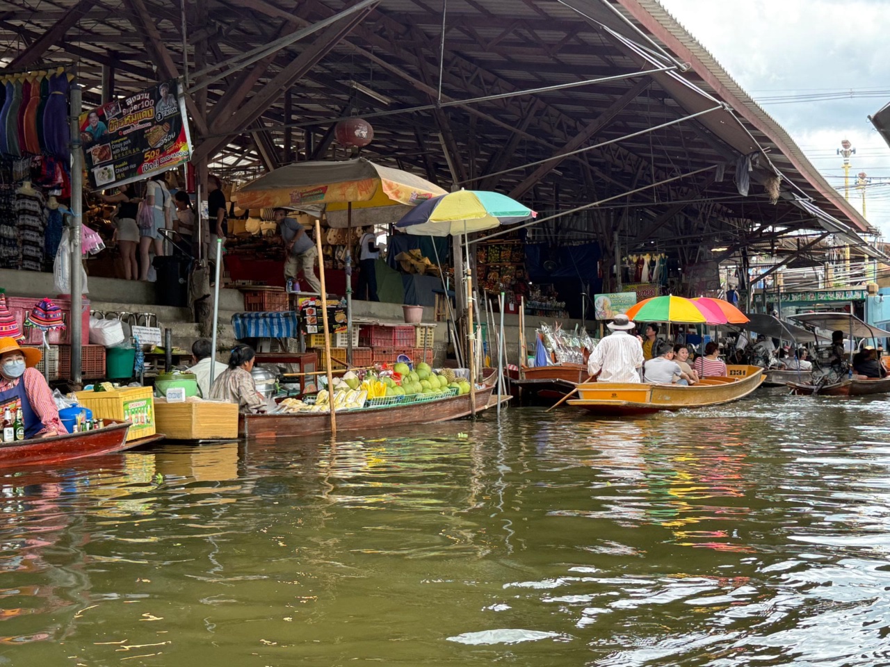 Kios dan perahu di sepanjang kanal Pasar Terapung Damnoen Saduak