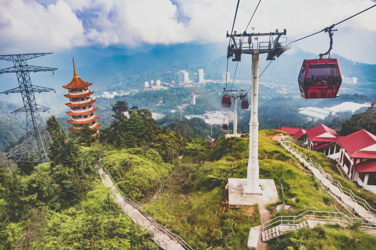 Eine Seilbahn über dem Hang in Genting Highlands, im Hintergrund eine Pagode