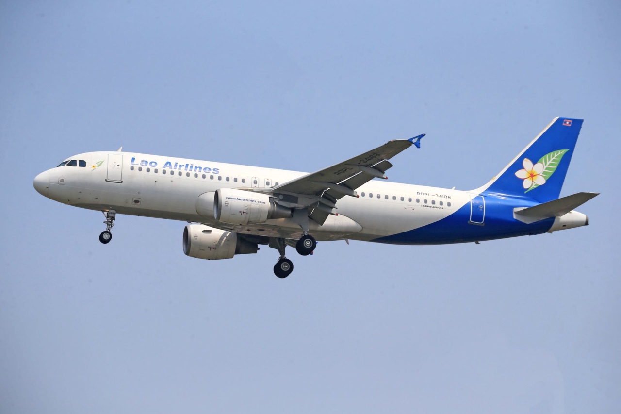 飛行中のラオ航空のエアバス A320