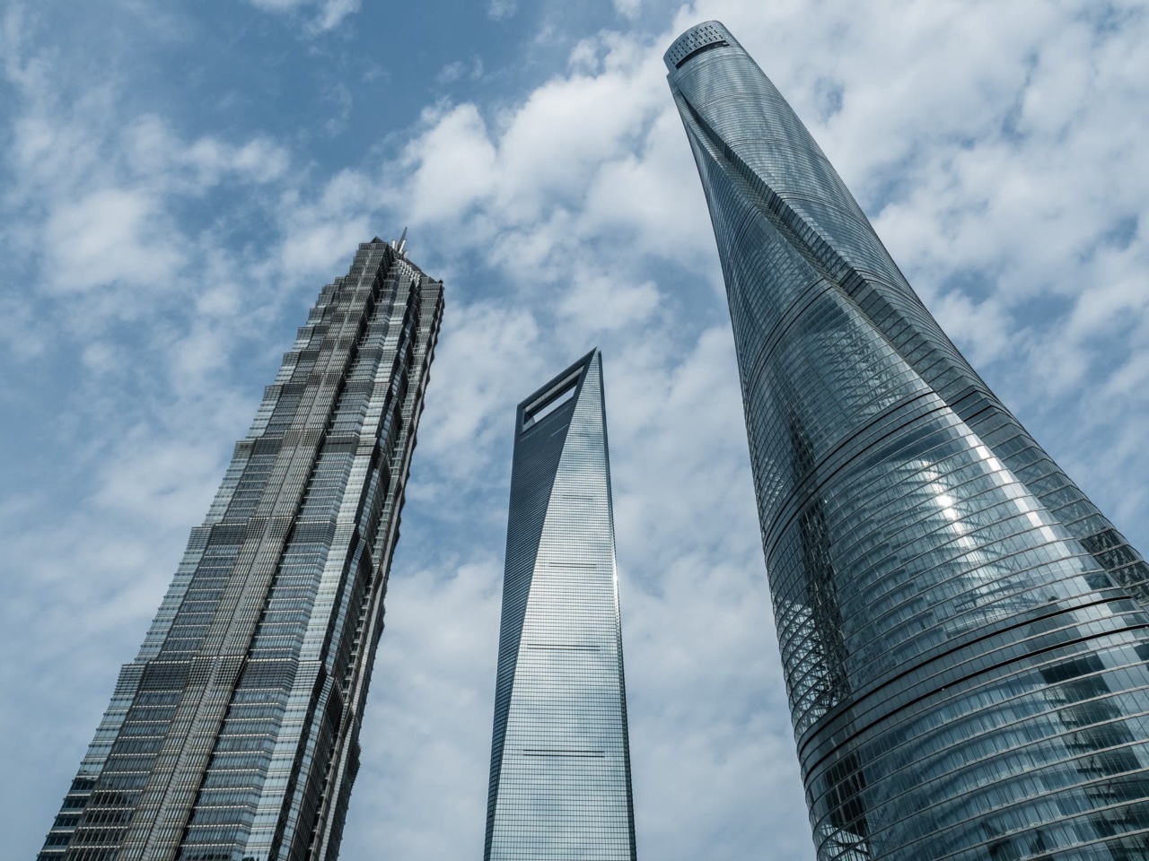 Shanghai Tower dilihat dari bawah, di samping Jin Mao Tower dan Shanghai World Financial Center