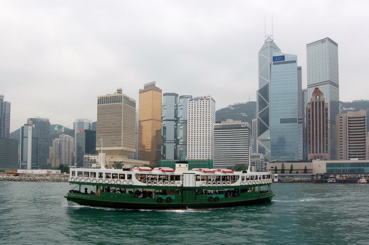 Star Ferry merentasi Pelabuhan Victoria dengan latar langit Pulau Hong Kong