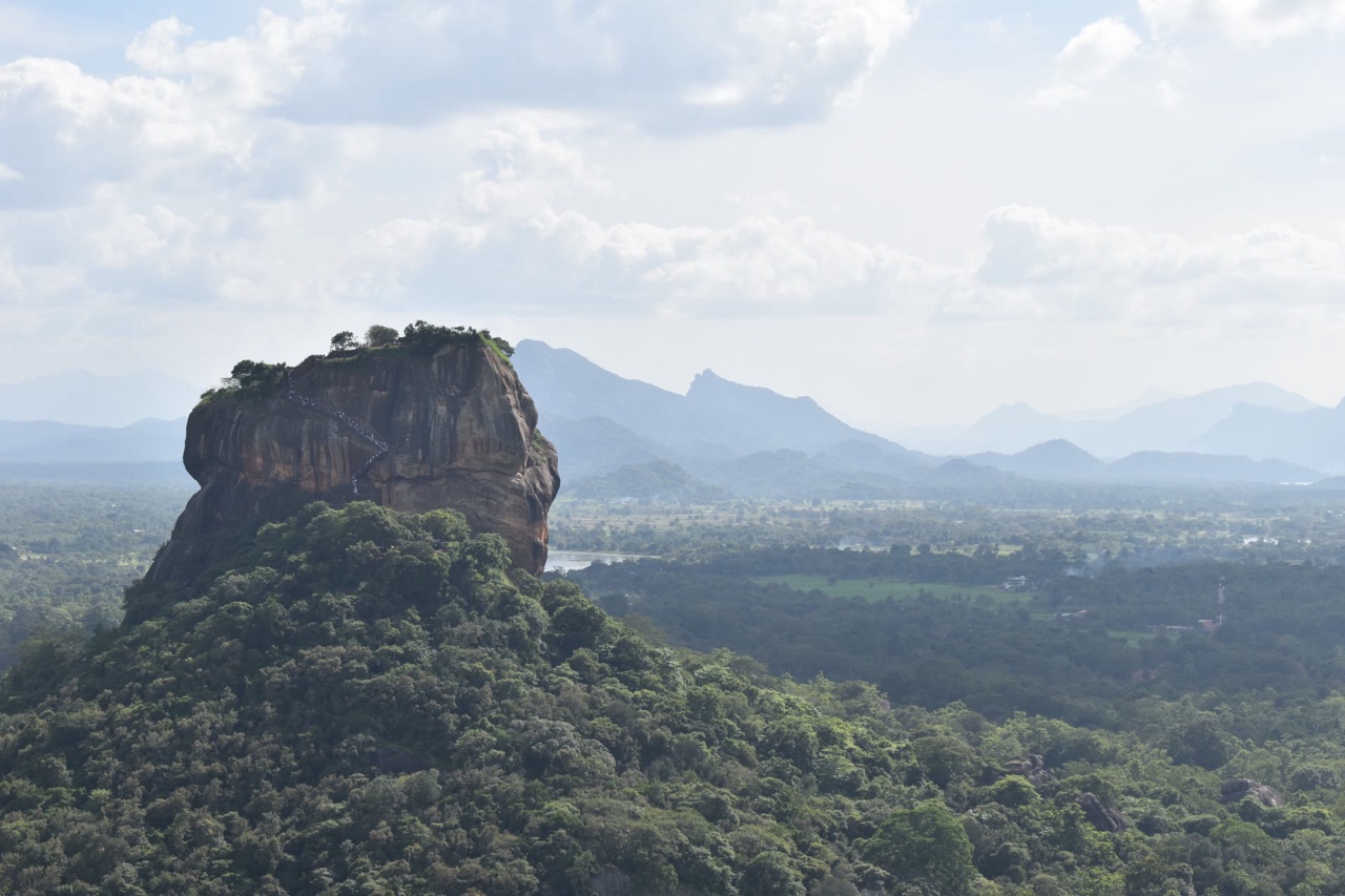 Benteng batu Sigiriya menjulang di atas hutan di sekelilingnya
